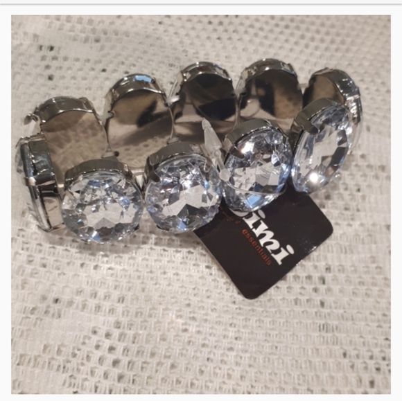 Necklaces & Bracelet - Picture 9 of 10